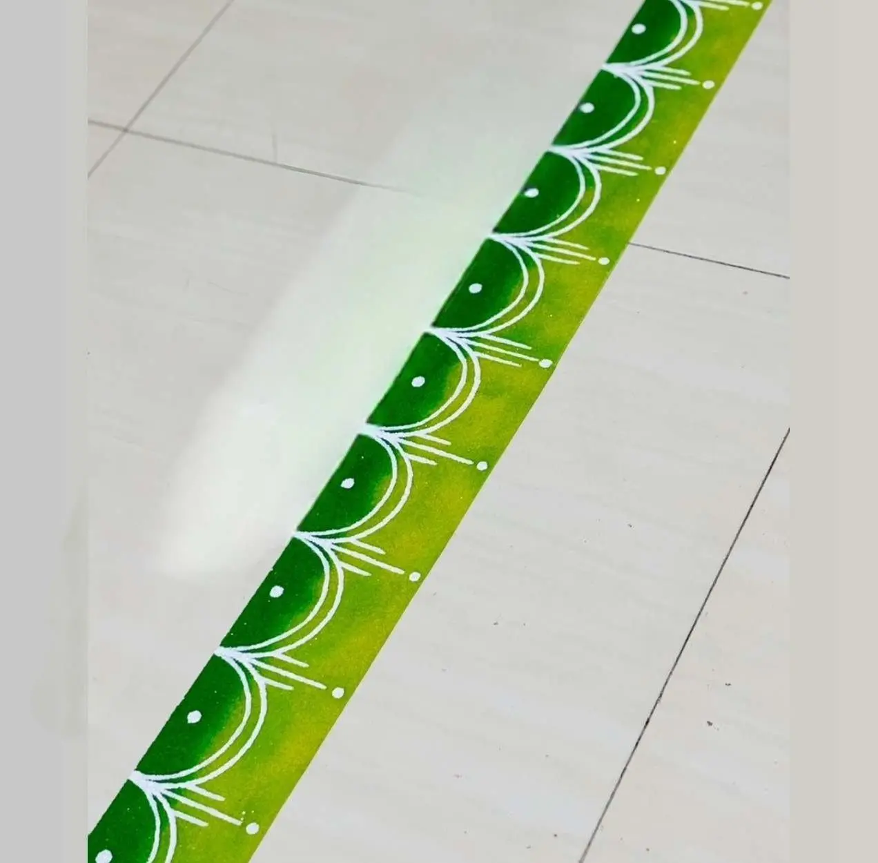 Scalloped Border Dots